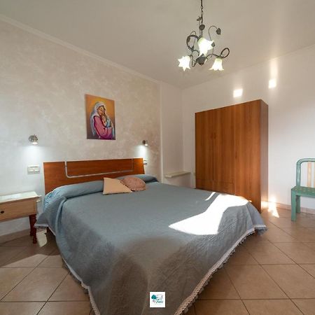 Casa Vacanze La Tuia Кастелабате Екстериор снимка