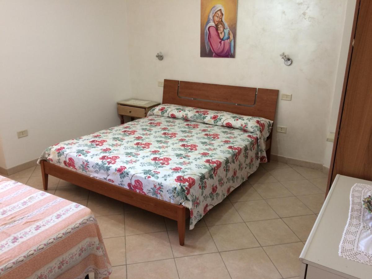 Casa Vacanze La Tuia Кастелабате Екстериор снимка