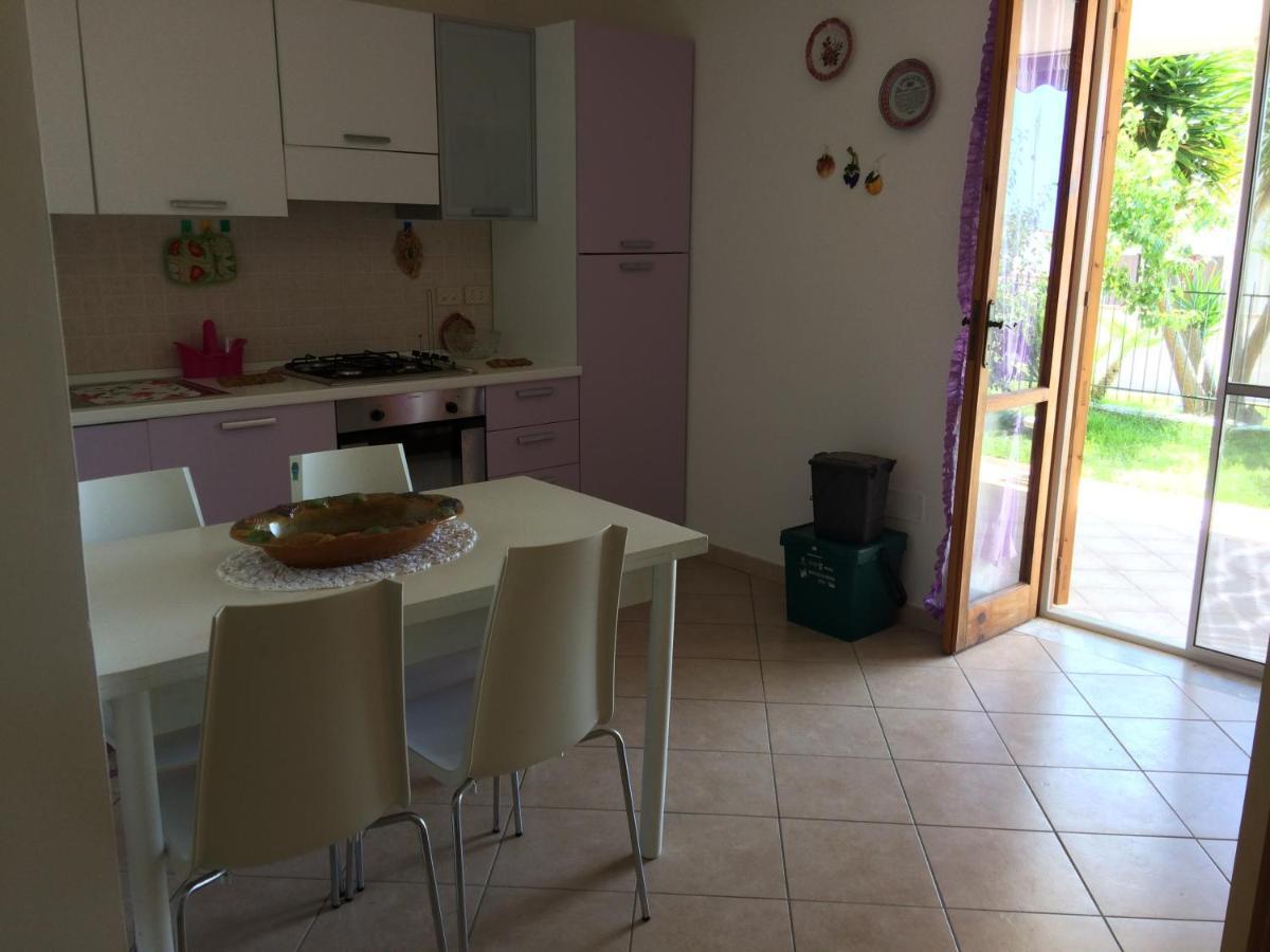 Casa Vacanze La Tuia Кастелабате Екстериор снимка