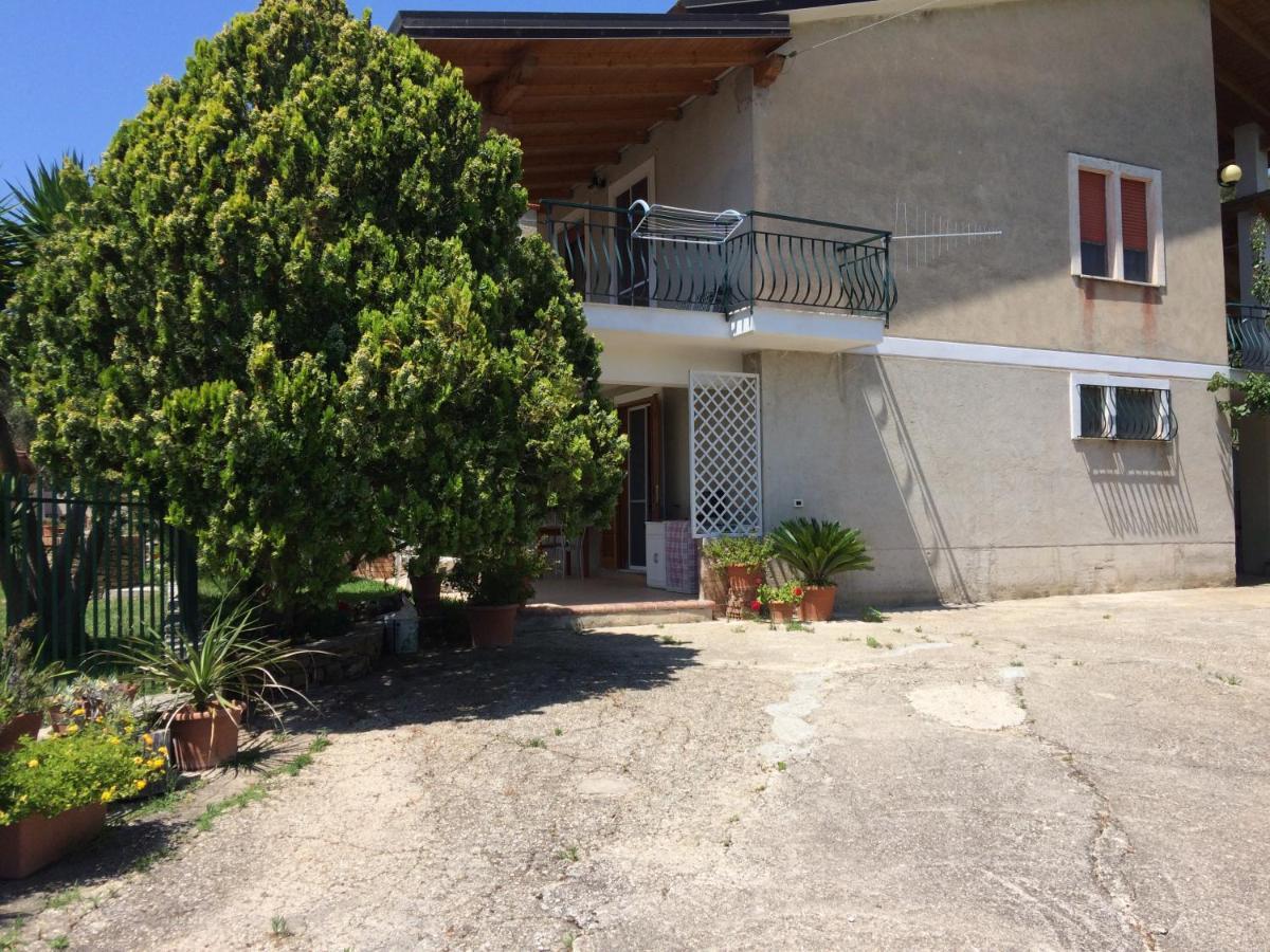 Casa Vacanze La Tuia Кастелабате Екстериор снимка