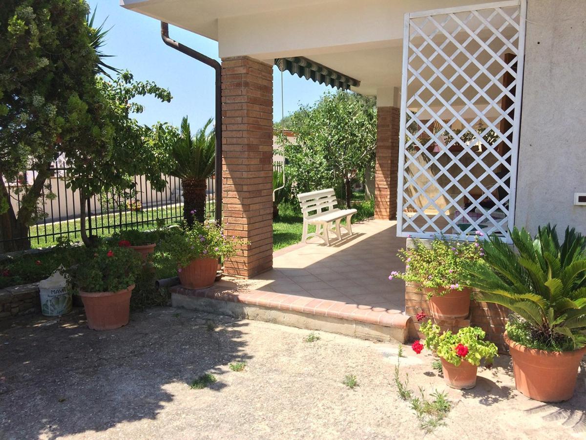 Casa Vacanze La Tuia Кастелабате Екстериор снимка