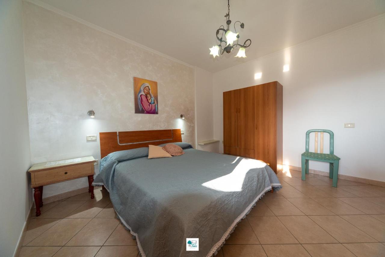 Casa Vacanze La Tuia Кастелабате Екстериор снимка