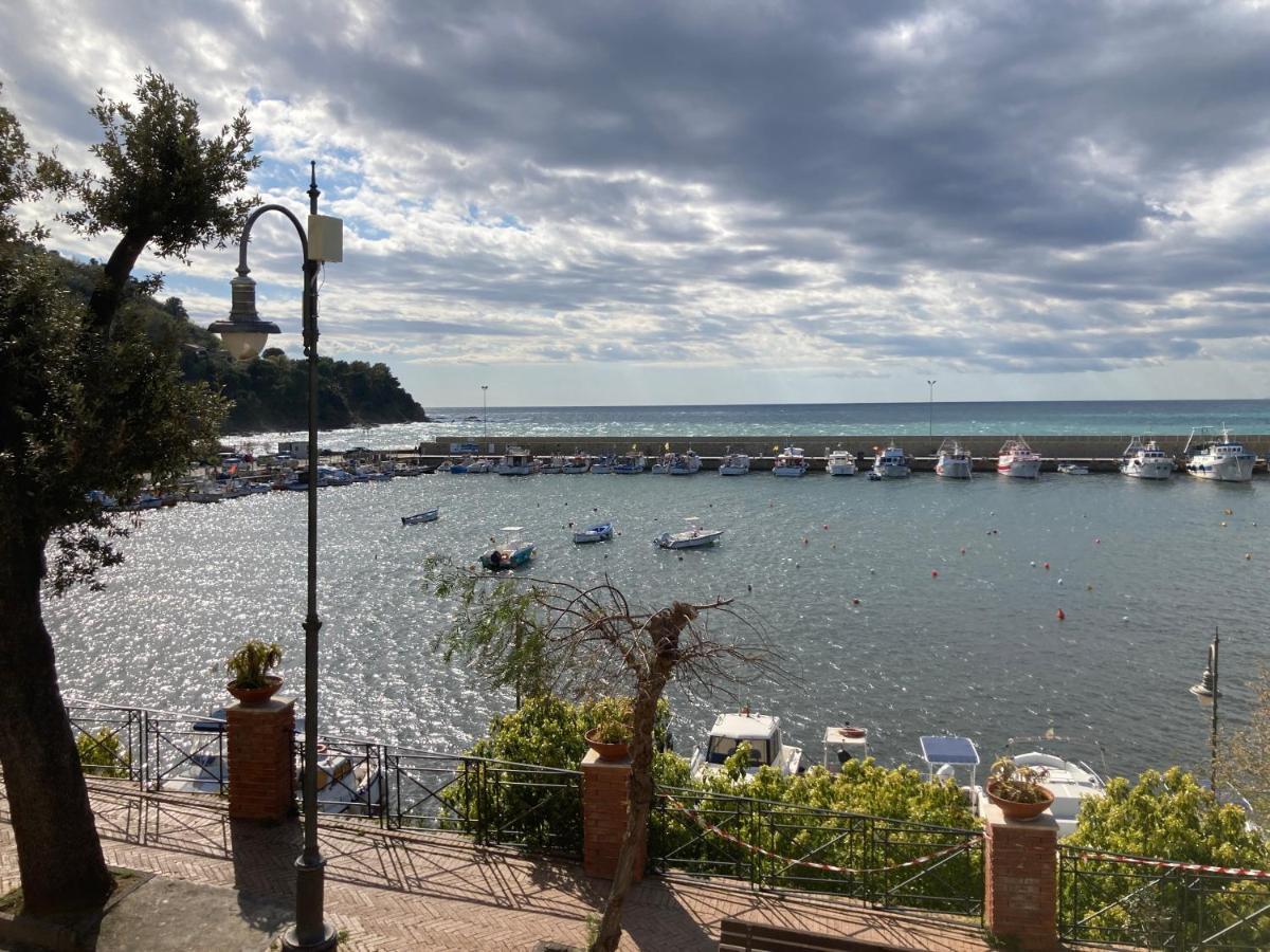 Casa Vacanze La Tuia Кастелабате Екстериор снимка